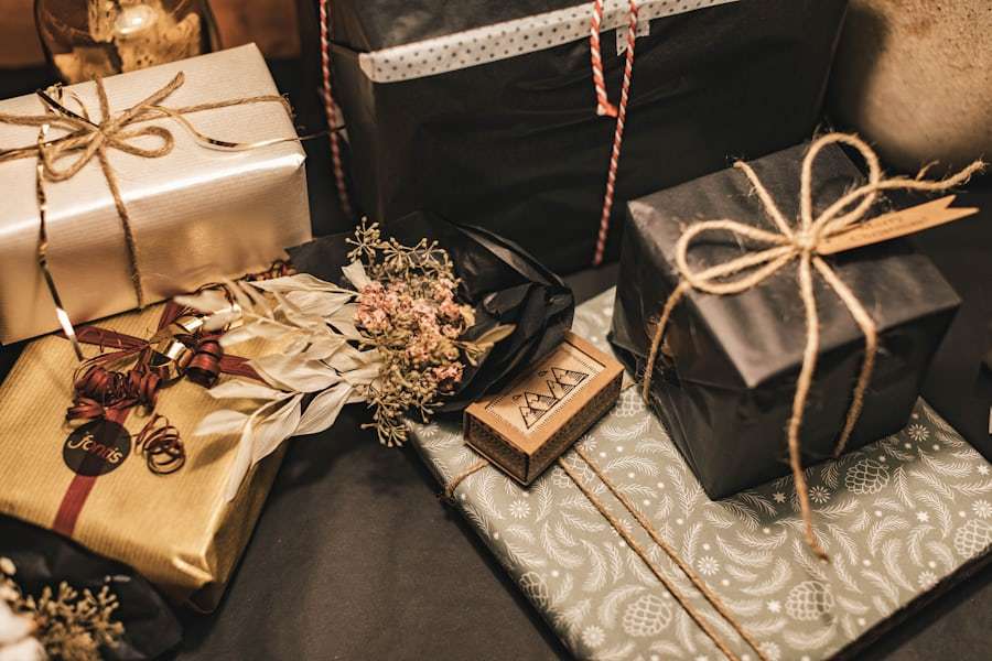 Kado berpita dan efek confetti pada latar hangat