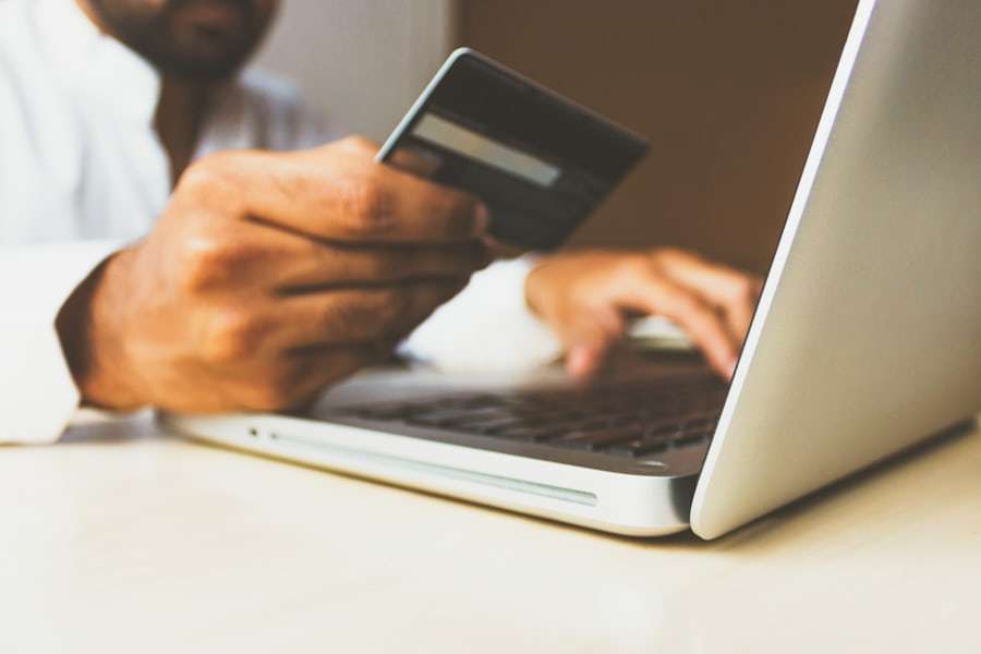 Ponsel menampilkan konfirmasi pembayaran digital