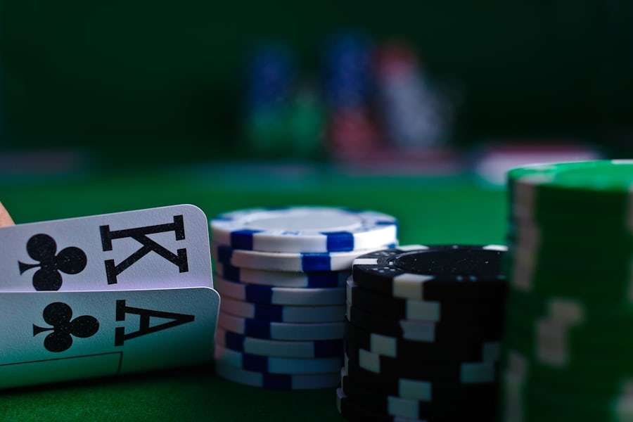 Tumpukan kartu remi dan keping poker di atas kain meja hijau