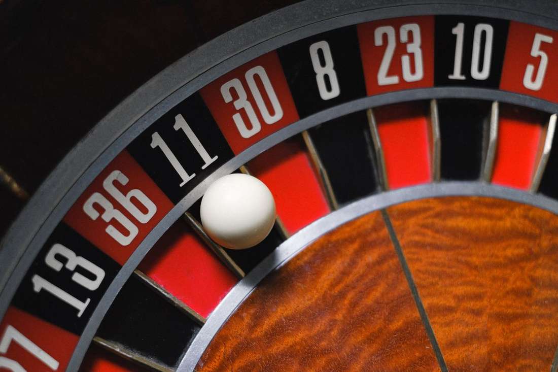 Meja roulette dengan roda berputar dan bidang angka