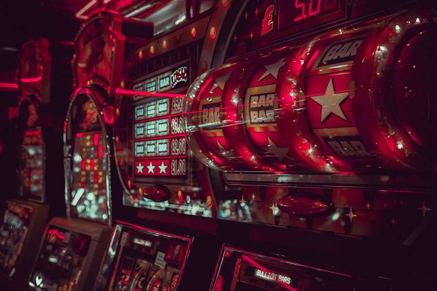 Tampilan gulungan simbol slot yang menyala di layar permainan